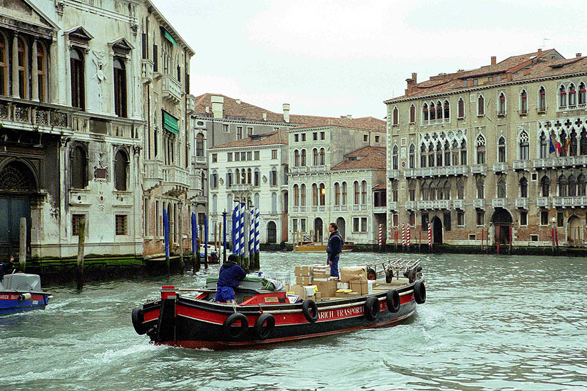 Courier service in Venetia, Italy