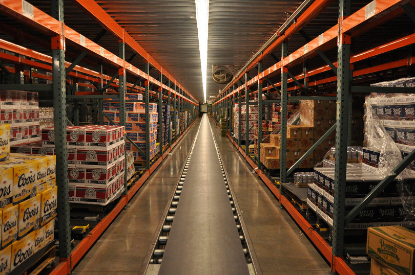 Tidy pallet racks in a warehouse