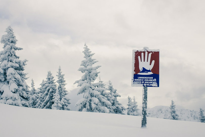 Avalanche warning in Alpine